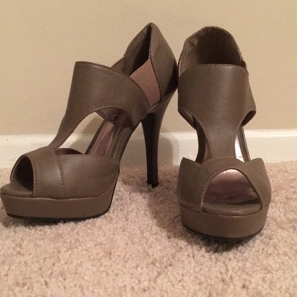 Dollhouse Greyish-Beige Peep Toe Heels - Picture 5 of 5
